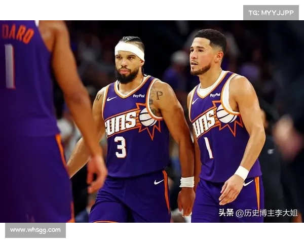 布克与队友之间默契配合的经典案例解析及其在比赛中的关键作用